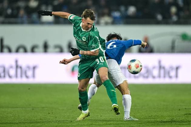 Felix Klaus SpVgg Greuther Fürth, 30 in duel with Hiroki Akiyama SV Darmstadt 1898, 16 , GER, SV Darmstadt 98 vs SpVgg Greuther Fürth, Soccer, 2 Bundesliga, Matchday 13, Season 2025 2026, 22 11 2025 DFL REGULATES PROHIBIT ANY USE OF PHOTOGRAPHS AS IMAGE SEQUENCES AND OR QUASI VIDEO GER, SV Darmstadt 98 vs SpVgg Greuther Fürth, Football, 2 Bundesliga, Matchday 13, Season 2025 2026, 22 11 2025 Darmstadt Copyright: xEibner-Pressefoto FlorianxWiegandx EP_FWD