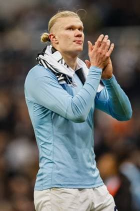 Newcastle United v Manchester City Premier League 22 11 2025. Erling Haland of Manchester City at full time during the Premier League match between Newcastle United and Manchester City at St. James s Park, Newcastle, England on 22 November 2025. Newcastle St. James s Park Tyne and Wear England Editorial use only DataCo restrictions apply See www.football-dataco.com , Copyright: xCraigxCowanx PSI-23242-0086