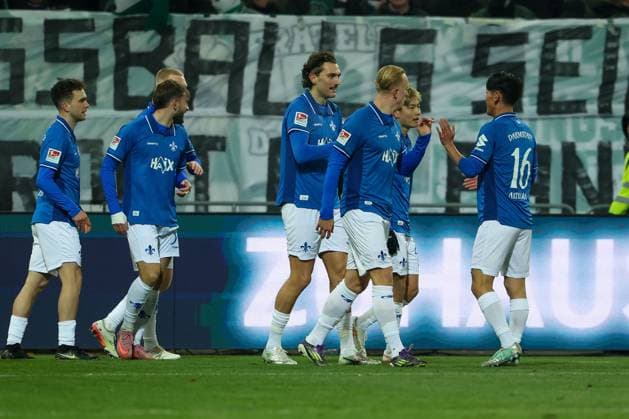 2025 11 22 xjfx 2 Bundesliga 13 Matchday SV Darmstadt 98 SpVgg Greuther Fuerth v l , Torjubel, Goal celebration, celebrate the goal um Fraser Hornby SV Darmstadt 98 DFL DFB REGULATIONS PROHIBIT ANY USE OF PHOTOGRAPHS as IMAGE SEQUENCES and or QUASI VIDEO Copyright: JoaquimxFerreira