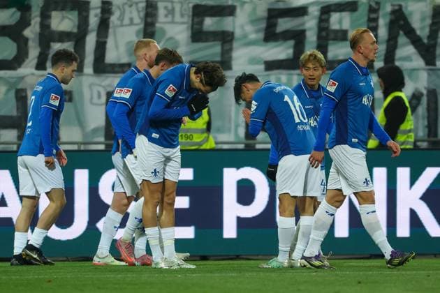 2025 11 22 xjfx 2 Bundesliga 13 Matchday SV Darmstadt 98 SpVgg Greuther Fuerth v l , Torjubel, Goal celebration, celebrate the goal Fraser Hornby SV Darmstadt 98 , Hiroki Akiyama SV Darmstadt 98 DFL DFB REGULATIONS PROHIBIT ANY USE OF PHOTOGRAPHS as IMAGE SEQUENCES and or QUASI VIDEO Copyright: JoaquimxFerreira