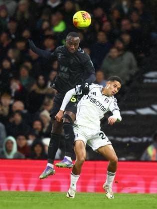 Fulham v Sunderland, English Premier League, The London Stadium, London, UK - 22 11 2025 Lutsharel Geertruida of Sunderland wins a header from Kevin of Fulham in the Premier League game at Craven Cottage London Craven Cottage London GBR, UK NEWSPAPERS OUT Copyright: xMarkxGreenwoodx