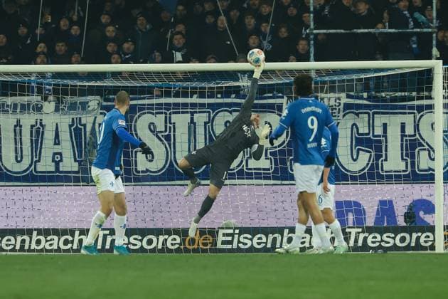 2025 11 22 xjfx 2 Bundesliga 13 Matchday SV Darmstadt 98 SpVgg Greuther Fuerth v l , Glanzparade Goalkeeper, Goalkeeper Marcel Schuhen SV Darmstadt 98 DFL DFB REGULATIONS PROHIBIT ANY USE OF PHOTOGRAPHS as IMAGE SEQUENCES and or QUASI VIDEO Copyright: JoaquimxFerreira