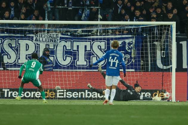 2025 11 22 xjfx 2 Bundesliga 13 Matchday SV Darmstadt 98 SpVgg Greuther Fuerth v l , Noel Futkeu SpVgg Greuther Fürth makes the 1 1 by penalty, Goalkeeper, Goalkeeper Marcel Schuhen SV Darmstadt 98 almost gets it DFL DFB REGULATIONS PROHIBIT ANY USE OF PHOTOGRAPHS as IMAGE SEQUENCES and or QUASI VIDEO Copyright: JoaquimxFerreira