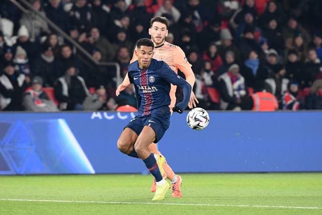 Paris Saint-Germain v Le Havre Athletic Club - Ligue 1 McDonald s 2025 2026 04 Gautier LLORIS (hac) - 24 Senny MAYULU (psg) during the Ligue 1 McDonald s match between Paris and Le Havre at Parc des Princes on November 22, 2025 in Paris, France. Paris France  Copyright: xFEPx 776348207