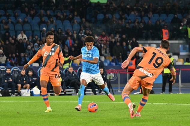 Foto IPP Felice De Martino Napoli 22 11 2025 Calcio Campionato di Serie A 2025 2026 Napoli-Atalanta nella foto l azione del gol di David Neres per l 1 a 0 del Napoli Italy Photo Press - World Copyright italy ITALY  Copyright: xR4924_italyphotopressx