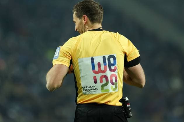 2025 11 22 xjfx 2 Bundesliga 13 Matchday SV Darmstadt 98 SpVgg Greuther Fuerth v l , Referee Dr Max Burda SR wears on his back Candidature for UEFA Women s Euro 2029 in Germany DFL DFB REGULATIONS PROHIBIT ANY USE OF PHOTOGRAPHS as IMAGE SEQUENCES and or QUASI VIDEO Copyright: JoaquimxFerreira