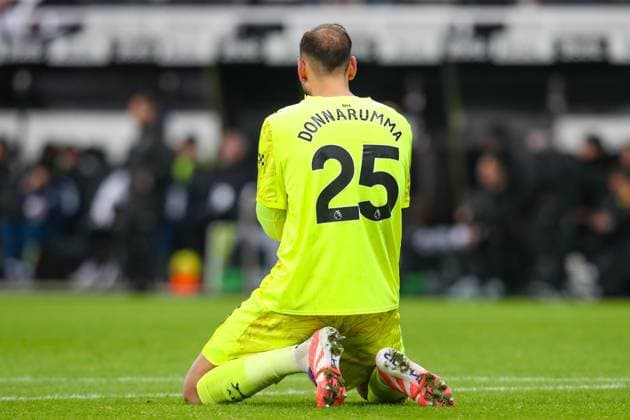 Newcastle United v Manchester City, Premier League Gianluigi Donnarumma Of Manchester City left on his knees after defeat to Newcastle during the Newcastle United v Manchester City Premier League match at St. James Park, Newcastle Upon Tyne, England on 22 November 2025 Credit: Lee Keuneke Every Second Media Editorial use only. All images are copyright Every Second Media Limited. No images may be reproduced without prior permission. All rights reserved. Premier League and Football League images are subject to licensing agreements with Football DataCo Limited. see https: www.football-dataco.com Copyright: xIMAGO EveryxSecondxMediax ESM-1674-0108 LeexKeunekex xEveryxSecondxMediax