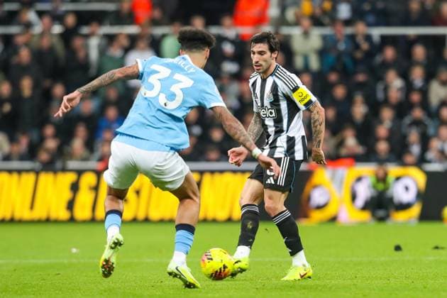 Newcastle United v Manchester City, Premier League Sandro Tonali Of Newcastle United in action during the Newcastle United v Manchester City Premier League match at St. James Park, Newcastle Upon Tyne, England on 22 November 2025 Credit: Lee Keuneke Every Second Media Editorial use only. All images are copyright Every Second Media Limited. No images may be reproduced without prior permission. All rights reserved. Premier League and Football League images are subject to licensing agreements with Football DataCo Limited. see https: www.football-dataco.com Copyright: xIMAGO EveryxSecondxMediax ESM-1674-0109 LeexKeunekex xEveryxSecondxMediax