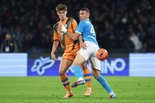 Charles De Ketelaere of Atalanta BC and Alessandro Buongiorno of SSC Napoli compete for the ball during the Serie A 2025 2026 football match between SSC Napoli and Atalanta BC at Diego Armando Maradona stadium in Naples (Italy), November 22nd, 2025. CesarexPurini