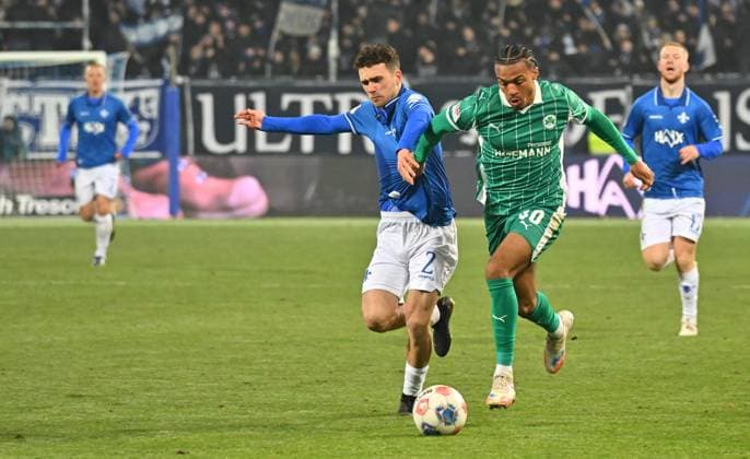 22 11 2025 Soccer Season 2025 2026 2 Soccer Bundesliga 13 Matchday SV Darmstadt 98 SVD Lilien SpVgg Greuther Fürth Kleeblatt Sportfoto Zink MeZi xmexzix DFL regulations prohibit any use of photographs as image sequences and or quasi video only for editorial use Sergio Lopez 2, SV Darmstadt 98 D98 SV98 David Abrangao 40, SpVgg Greuther Fürth, rechts