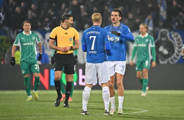 22 11 2025 Soccer Season 2025 2026 2 Soccer Bundesliga 13 Matchday SV Darmstadt 98 SVD Lilien SpVgg Greuther Fürth Kleeblatt Sportfoto Zink MeZi xmexzix DFL regulations prohibit any use of photographs as image sequences and or quasi video only for editorial use Torjubel Jubel Freude nach Treffer Tor Torschuß zum 2 2 durch Isac Lidberg 7, SV Darmstadt 98 D98 SV98