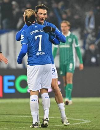 22 11 2025 Soccer Season 2025 2026 2 Soccer Bundesliga 13 Matchday SV Darmstadt 98 SVD Lilien SpVgg Greuther Fürth Kleeblatt Sportfoto Zink MeZi xmexzix DFL regulations prohibit any use of photographs as image sequences and or quasi video only for editorial use Torjubel Jubel nach Treffer Torschuß zum 2 2 durch Isac Lidberg 7, SV Darmstadt 98 D98 SV98 mit Fraser Hornby 9, SV Darmstadt 98 D98 SV98