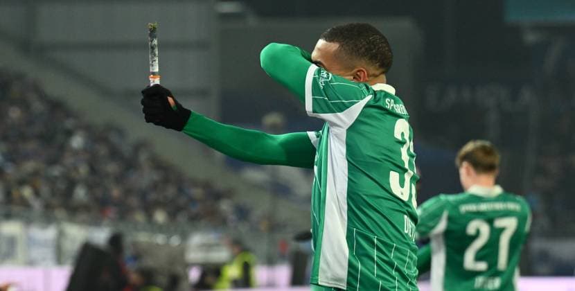 22 11 2025 Soccer Season 2025 2026 2 Soccer Bundesliga 13 Matchday SV Darmstadt 98 SVD Lilien SpVgg Greuther Fürth Kleeblatt Sportfoto Zink xwoxzix DFL regulations prohibit any use of photographs as image sequences and or quasi video only for editorial use Maximilian Solomon Dietz 33, SpVgg Greuther Fürth with burnt Bengal flare which was on the field