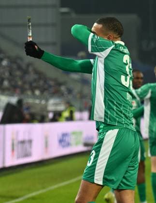 22 11 2025 Soccer Season 2025 2026 2 Soccer Bundesliga 13 Matchday SV Darmstadt 98 SVD Lilien SpVgg Greuther Fürth Kleeblatt Sportfoto Zink xwoxzix DFL regulations prohibit any use of photographs as image sequences and or quasi video only for editorial use Maximilian Solomon Dietz 33, SpVgg Greuther Fürth with burnt Bengal flare which was on the field
