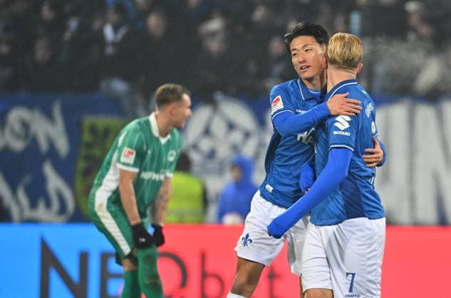 22 11 2025 Soccer Season 2025 2026 2 Soccer Bundesliga 13 Matchday SV Darmstadt 98 SVD Lilien SpVgg Greuther Fürth Kleeblatt Sportfoto Zink MeZi xmexzix DFL regulations prohibit any use of photographs as image sequences and or quasi video only for editorial use Torjubel Jubel nach Treffer Torschuß zum 2 2 durch Isac Lidberg 7, SV Darmstadt 98 D98 SV98 mit Hiroki Akiyama 16, SV Darmstadt 98 D98 SV98, links