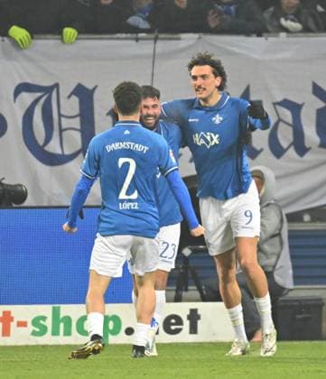 22 11 2025 Soccer Season 2025 2026 2 Soccer Bundesliga 13 Matchday SV Darmstadt 98 SVD Lilien SpVgg Greuther Fürth Kleeblatt Sportfoto Zink MeZi xmexzix DFL regulations prohibit any use of photographs as image sequences and or quasi video only for editorial use Torjubel Jubel nach Treffer Torschuß zum 3 2 durch Fraser Hornby 9, SV Darmstadt 98 D98 SV98