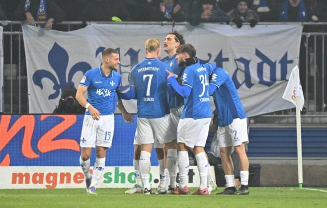 22 11 2025 Soccer Season 2025 2026 2 Soccer Bundesliga 13 Matchday SV Darmstadt 98 SVD Lilien SpVgg Greuther Fürth Kleeblatt Sportfoto Zink MeZi xmexzix DFL regulations prohibit any use of photographs as image sequences and or quasi video only for editorial use Torjubel Jubel nach Treffer Torschuß zum 3 2 durch Fraser Hornby 9, SV Darmstadt 98 D98 SV98