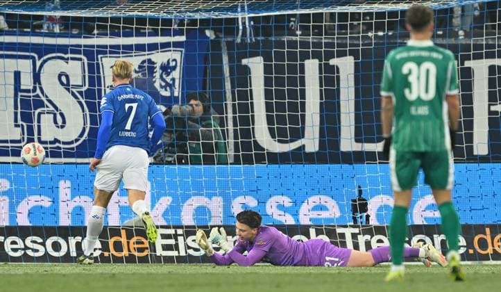 22 11 2025 Soccer season 2025 2026 2 Soccer Bundesliga 13 Matchday SV Darmstadt 98 SVD Lilien SpVgg Greuther Fürth Kleeblatt Sportfoto Zink xwoxzix DFL regulations prohibit any use of photographs as image sequences and or quasi video only for editorial use Timo Schlieck 21, SpVgg Greuther Fürth must concede goal to 2 3 by Fraser Hornby 9, SV Darmstadt 98 D98 SV98