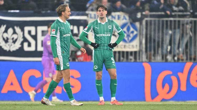 22 11 2025 Soccer season 2025 2026 2 Soccer Bundesliga 13 Matchday SV Darmstadt 98 SVD Lilien SpVgg Greuther Fürth Kleeblatt Sportfoto Zink xwoxzix DFL regulations prohibit any use of photographs as image sequences and or quasi video only for editorial use Mathias Flaga Olesen 8, SpVgg Greuther Fürth Reno Münz Muenz 5, SpVgg Greuther Fürth disappointed disappointment