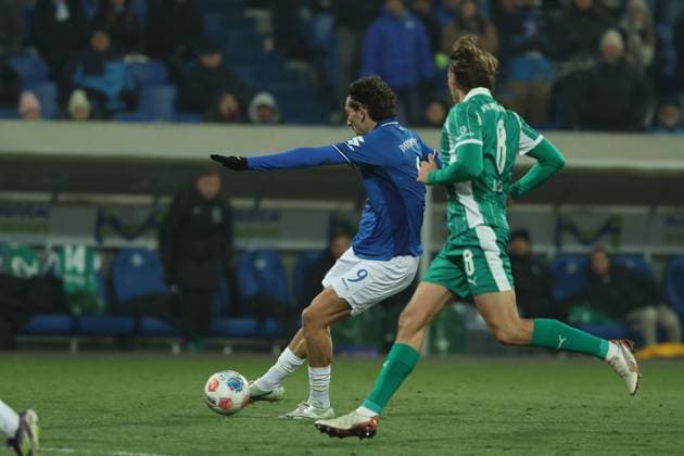 2025 11 22 xjfx 2 Bundesliga 13 Matchday SV Darmstadt 98 SpVgg Greuther Fuerth v l , Fraser Hornby SV Darmstadt 98 scores the goal for 3 2 Mathias Olesen SpVgg Greuther Fuerth DFL DFB REGULATIONS PROHIBIT ANY USE OF PHOTOGRAPHS as IMAGE SEQUENCES and or QUASI VIDEO Copyright: JoaquimxFerreira
