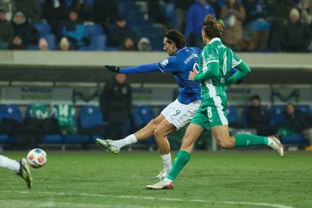 2025 11 22 xjfx 2 Bundesliga 13 Matchday SV Darmstadt 98 SpVgg Greuther Fuerth v l , Fraser Hornby SV Darmstadt 98 scores the goal for 3 2 Mathias Olesen SpVgg Greuther Fuerth DFL DFB REGULATIONS PROHIBIT ANY USE OF PHOTOGRAPHS as IMAGE SEQUENCES and or QUASI VIDEO Copyright: JoaquimxFerreira