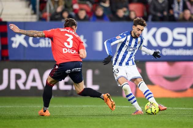 CA Osasuna v Real Sociedad - LaLiga EA Sports Brais Mendez of Real Sociedad competes for the ball with Juan Cruz of CA Osasuna during the LaLiga EA Sports match between CA Osasuna and Real Sociedad at El Sadar on November 22, 2025, in Pamplona, Spain. Pamplona El Sadar Navarra Spain RL_OSAvRSO_000038 Copyright: xRicardoxLarreinax