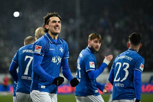 Fraser Hornby SV Darmstadt 1898, 09 and team celebrate the goal for 2 3, GER, SV Darmstadt 98 vs SpVgg Greuther Fürth, Football, 2 Bundesliga, Matchday 13, Season 2025 2026, 22 11 2025 DFL REGULATES PROHIBIT ANY USE OF PHOTOGRAPHS AS IMAGE SEQUENCES AND OR QUASI VIDEO GER, SV Darmstadt 98 vs SpVgg Greuther Fürth, Football, 2 Bundesliga, Matchday 13, Season 2025 2026, 22 11 2025 Darmstadt Copyright: xEibner-Pressefoto FlorianxWiegandx EP_FWD