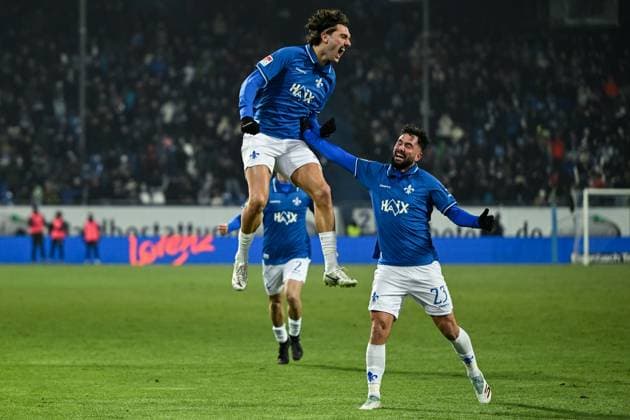 Fraser Hornby SV Darmstadt 1898, 09 and team celebrate the goal for 3 2, GER, SV Darmstadt 98 vs SpVgg Greuther Fürth, Football, 2 Bundesliga, Matchday 13, Season 2025 2026, 22 11 2025 DFL REGULATES PROHIBIT ANY USE OF PHOTOGRAPHS AS IMAGE SEQUENCES AND OR QUASI VIDEO GER, SV Darmstadt 98 vs SpVgg Greuther Fürth, Football, 2 Bundesliga, Matchday 13, Season 2025 2026, 22 11 2025 Darmstadt Copyright: xEibner-Pressefoto FlorianxWiegandx EP_FWD