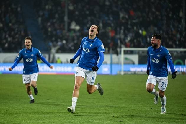 Fraser Hornby SV Darmstadt 1898, 09 and team celebrate the goal for 3 2, GER, SV Darmstadt 98 vs SpVgg Greuther Fürth, Football, 2 Bundesliga, Matchday 13, Season 2025 2026, 22 11 2025 DFL REGULATES PROHIBIT ANY USE OF PHOTOGRAPHS AS IMAGE SEQUENCES AND OR QUASI VIDEO GER, SV Darmstadt 98 vs SpVgg Greuther Fürth, Football, 2 Bundesliga, Matchday 13, Season 2025 2026, 22 11 2025 Darmstadt Copyright: xEibner-Pressefoto FlorianxWiegandx EP_FWD