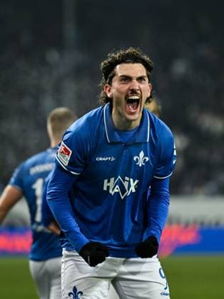 Fraser Hornby SV Darmstadt 1898, 09 and team celebrate the goal for 3 2, GER, SV Darmstadt 98 vs SpVgg Greuther Fürth, Football, 2 Bundesliga, Matchday 13, Season 2025 2026, 22 11 2025 DFL REGULATES PROHIBIT ANY USE OF PHOTOGRAPHS AS IMAGE SEQUENCES AND OR QUASI VIDEO GER, SV Darmstadt 98 vs SpVgg Greuther Fürth, Football, 2 Bundesliga, Matchday 13, Season 2025 2026, 22 11 2025 Darmstadt Copyright: xEibner-Pressefoto FlorianxWiegandx EP_FWD