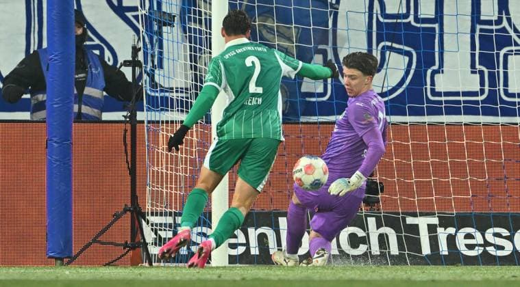 22 11 2025 Soccer Season 2025 2026 2 Soccer Bundesliga 13 Matchday SV Darmstadt 98 SVD Lilien SpVgg Greuther Fürth Kleeblatt Sportfoto Zink xwoxzix DFL regulations prohibit any use of photographs as image sequences and or quasi video only for editorial use Lukas Reich 2, SpVgg Greuther Fürth Timo Schlieck 21, SpVgg Greuther Fürth Chance Torchance