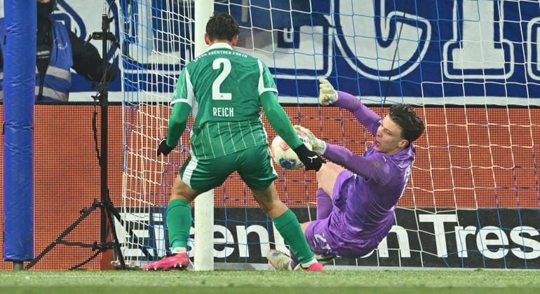 22 11 2025 Soccer Season 2025 2026 2 Soccer Bundesliga 13 Matchday SV Darmstadt 98 SVD Lilien SpVgg Greuther Fürth Kleeblatt Sportfoto Zink xwoxzix DFL regulations prohibit any use of photographs as image sequences and or quasi video only for editorial use Lukas Reich 2, SpVgg Greuther Fürth Timo Schlieck 21, SpVgg Greuther Fürth Chance Torchance
