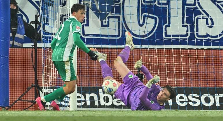 22 11 2025 Soccer Season 2025 2026 2 Soccer Bundesliga 13 Matchday SV Darmstadt 98 SVD Lilien SpVgg Greuther Fürth Kleeblatt Sportfoto Zink xwoxzix DFL regulations prohibit any use of photographs as image sequences and or quasi video only for editorial use Lukas Reich 2, SpVgg Greuther Fürth Timo Schlieck 21, SpVgg Greuther Fürth Chance Torchance