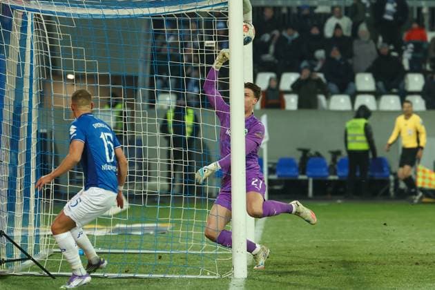 2025 11 22 xjfx 2 Bundesliga 13 Matchday SV Darmstadt 98 SpVgg Greuther Fuerth v l , Goalkeeper Fabian Nürnberger SV Darmstadt 98 , Goalkeeper Timo Schlieck SpVgg Greuther Fürth clears on the line Upie DFL DFB REGULATIONS PROHIBIT ANY USE OF PHOTOGRAPHS as IMAGE SEQUENCES and or QUASI VIDEO Copyright: JoaquimxFerreira