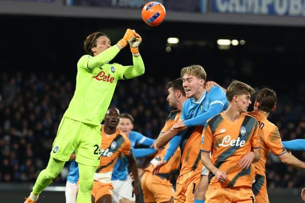 Marco Carnesecchi of Atalanta BC and Rasmus Hojlund of SSC Napoli in action during the Serie A 2025 2026 football match between SSC Napoli and Atalanta BC at Diego Armando Maradona stadium in Naples (Italy), November 22nd, 2025. CesarexPurini
