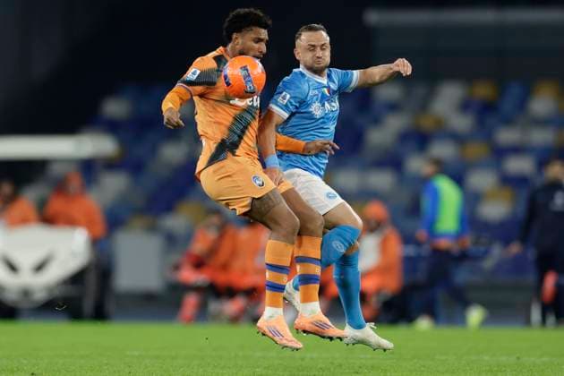 SSC Napoli vs Atalanta BC Atalanta s Brazilian midfielder Ederson challenges for the ball with Napoli s Slovak midfielder Stanislav Lobotka during the Serie A football match between SSC Napoli and Atalanta BC at the Diego Armando Maradona Stadium in Naples, November 22, 2025. _BPH7738 Copyright: xAntonioxBalascox