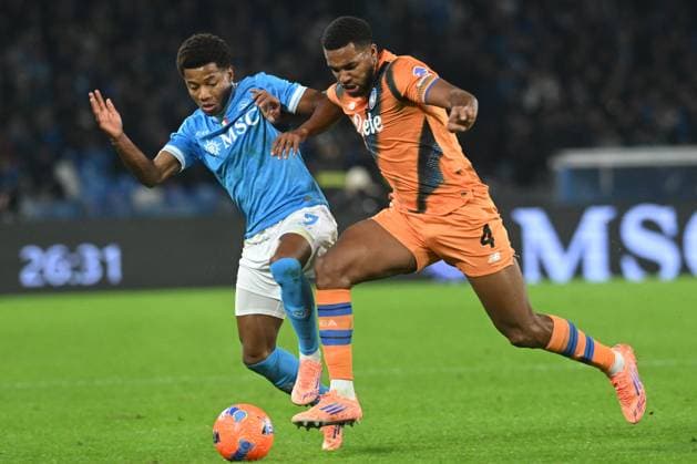 CALCIO - Serie A - SSC Napoli vs Atalanta BC David Neres of SSC Napoli competes for the ball with Isak Hien of Atalanta BC during the Serie A Enilive match between SSC Napoli vs Atalanta BC at Diego Armndo Maradona Stadium Naples Italy  Copyright: xIPAxSport ABACAx