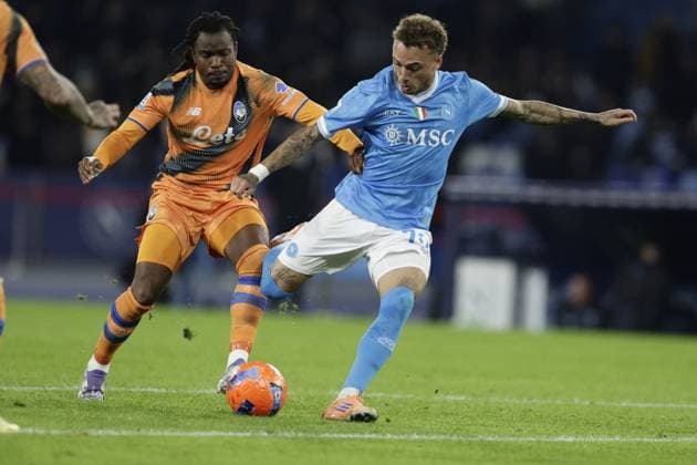CALCIO - Serie A - SSC Napoli vs Atalanta BC Atalanta s Nigerian forward Ademola Lookman challenges for the ball with Napoli s Dutch midfielder Noa Lang during the Serie A football match between SSC Napoli and Atalanta BC at the Diego Armando Maradona Stadium in Naples, November 22, 2025. Naples Italy  Copyright: xIPAxSport ABACAx
