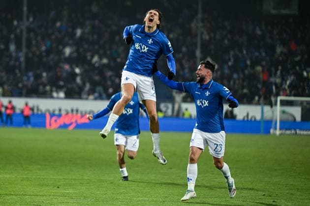Fraser Hornby SV Darmstadt 1898, 09 and team celebrate the goal for 3 2, GER, SV Darmstadt 98 vs SpVgg Greuther Fürth, Football, 2 Bundesliga, Matchday 13, Season 2025 2026, 22 11 2025 DFL REGULATES PROHIBIT ANY USE OF PHOTOGRAPHS AS IMAGE SEQUENCES AND OR QUASI VIDEO GER, SV Darmstadt 98 vs SpVgg Greuther Fürth, Football, 2 Bundesliga, Matchday 13, Season 2025 2026, 22 11 2025 Darmstadt Copyright: xEibner-Pressefoto FlorianxWiegandx EP_FWD