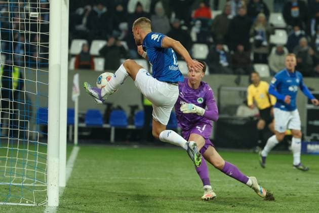2025 11 22 xjfx 2 Bundesliga 13 Matchday SV Darmstadt 98 SpVgg Greuther Fuerth v l , Goalkeeper Fabian Nürnberger SV Darmstadt 98 , Goalkeeper Timo Schlieck SpVgg Greuther Fürth clears on the line Upie DFL DFB REGULATIONS PROHIBIT ANY USE OF PHOTOGRAPHS as IMAGE SEQUENCES and or QUASI VIDEO Copyright: JoaquimxFerreira