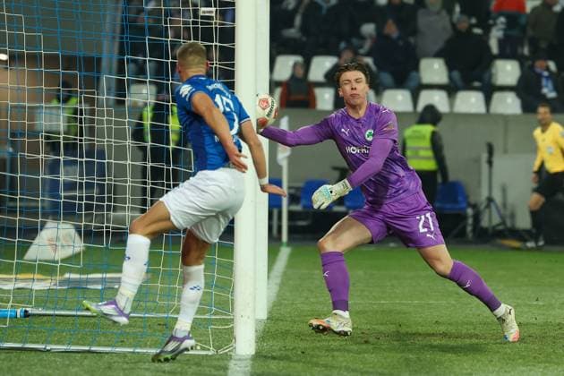 2025 11 22 xjfx 2 Bundesliga 13 Matchday SV Darmstadt 98 SpVgg Greuther Fuerth v l , Goalkeeper Fabian Nürnberger SV Darmstadt 98 , Goalkeeper Timo Schlieck SpVgg Greuther Fürth clears on the line Upie DFL DFB REGULATIONS PROHIBIT ANY USE OF PHOTOGRAPHS as IMAGE SEQUENCES and or QUASI VIDEO Copyright: JoaquimxFerreira
