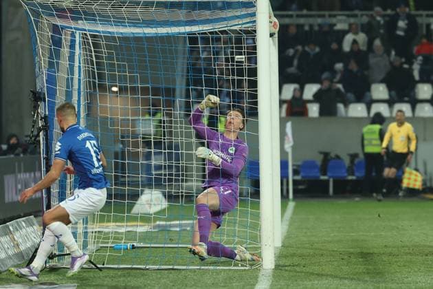2025 11 22 xjfx 2 Bundesliga 13 Matchday SV Darmstadt 98 SpVgg Greuther Fuerth v l , Goalkeeper Fabian Nürnberger SV Darmstadt 98 , Goalkeeper Timo Schlieck SpVgg Greuther Fürth clears on the line Upie DFL DFB REGULATIONS PROHIBIT ANY USE OF PHOTOGRAPHS as IMAGE SEQUENCES and or QUASI VIDEO Copyright: JoaquimxFerreira