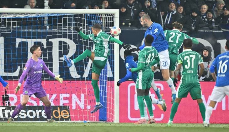 22 11 2025 Soccer Season 2025 2026 2 Soccer Bundesliga 13 Matchday SV Darmstadt 98 SVD Lilien SpVgg Greuther Fürth Kleeblatt Sportfoto Zink xwoxzix DFL regulations prohibit any use of photographs as image sequences and or quasi video only for editorial use Matondo Merveille Papela 21, SV Darmstadt 98 D98 SV98 erzielt Treffer Tor Torschuß zum 4 2 Timo Schlieck 21, SpVgg Greuther Fürth machtlos