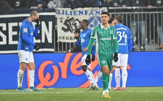 22 11 2025 Soccer season 2025 2026 2 Soccer Bundesliga 13 Matchday SV Darmstadt 98 SVD Lilien SpVgg Greuther Fürth Kleeblatt Sportfoto Zink MeZi xmexzix DFL regulations prohibit any use of photographs as image sequences and or quasi video only for editorial use Aaron Keller 16, SpVgg Greuther Fürth disappointed disappointment