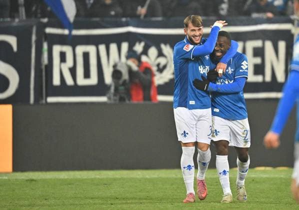 22 11 2025 Soccer Season 2025 2026 2 Soccer Bundesliga 13 Matchday SV Darmstadt 98 SVD Lilien SpVgg Greuther Fürth Kleeblatt Sportfoto Zink MeZi xmexzix DFL regulations prohibit any use of photographs as image sequences and or quasi video only for editorial use Torjubel Jubel nach Treffer Torschuß zum 4 2 durch Matondo Merveille Papela 21, SV Darmstadt 98 D98 SV98 mit Killian Corredor 34, SV Darmstadt 98 D98 SV98