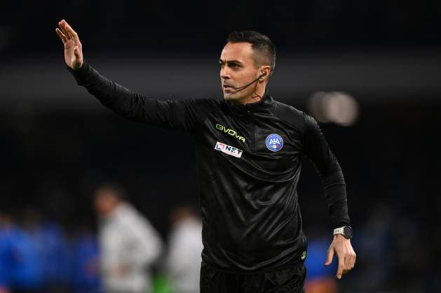 Referee Marco Di Bello warm up prior the match of the 12th day of the Serie A Championship between S.S.C. Napoli and Atalanta B.C at the Diego Armando Maradona Stadium on November 22, 2025 in Naples, Italy.  Copyright: xDomenicoxCippitelli IPAxSportx xipa-agency.netx xx IPA_68264054 IPA_Agency_IPA68264054