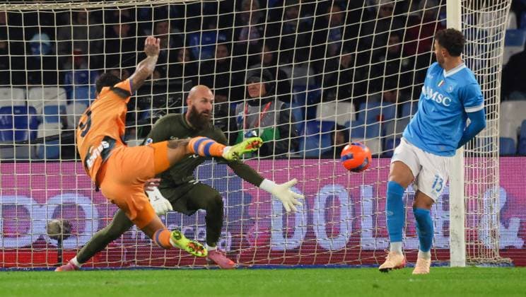 November 22, 2025, Napoli, Campania, ITALIA: Goal the Gianluca Scamacca of Atalanta During the 2025 26 Italian Serie A football match between SSC Napoli and Atalanta on November 22, 2025, at the Diego Armando Maradona Stadium in Naples...Pictured: Napoli ITALIA - ZUMAs236 20251122_aap_s236_029 Copyright: xFabioxSassox
