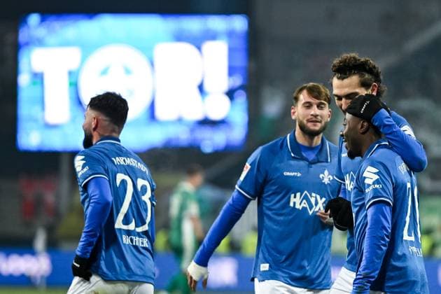 Merveille Papela (SV Darmstadt 1898, 21) und Fraser Hornby (SV Darmstadt 1898, 09) bejubeln das Tor zum 4:2, GER, SV Darmstadt 98 vs SpVgg Greuther Fürth, Fussball, 2. Bundesliga, 13. Spieltag, Spielzeit 2025 2026, 22.11.2025. DFL REGULATIONS PROHIBIT ANY USE OF PHOTOGRAPHS AS IMAGE SEQUENCES AND OR QUASI-VIDEO GER, SV Darmstadt 98 vs SpVgg Greuther Fürth, Fussball, 2. Bundesliga, 13. Spieltag, Spielzeit 2025 2026, 22.11.2025. Darmstadt Copyright: xEibner-Pressefoto FlorianxWiegandx EP_FWD