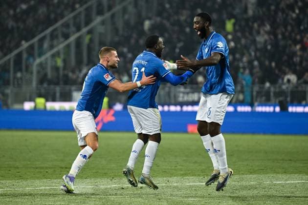Merveille Papela SV Darmstadt 1898, 21 and Patric Pfeiffer SV Darmstadt 1898, 06 celebrate the goal for 4 3, in front Fabian Nürnberger SV Darmstadt 1898, 15 , GER, SV Darmstadt 98 vs SpVgg Greuther Fürth, Soccer, 2 Bundesliga, Matchday 13, Matchday 2025 2026, 22 11 2025 DFL REGULATES PROHIBIT ANY USE OF PHOTOGRAPHS AS IMAGE SEQUENCES AND OR QUASI VIDEO GER, SV Darmstadt 98 vs SpVgg Greuther Fürth, Football, 2 Bundesliga, Matchday 13, Matchday 2025 2026, 22 11 2025 Darmstadt Copyright: xEibner-Pressefoto FlorianxWiegandx EP_FWD