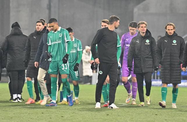 22 11 2025 Soccer Season 2025 2026 2 Soccer Bundesliga 13 Matchday SV Darmstadt 98 SVD Lilien SpVgg Greuther Fürth Kleeblatt Sportfoto Zink MeZi xmexzix DFL regulations prohibit any use of photographs as image sequences and or quasi video only for editorial use Branimir Hrgota 10, SpVgg Greuther Fürth Maximilian Solomon Dietz 33, SpVgg Greuther Fürth Thomas Kleine Trainer SpVgg Greuther Fürth Timo Schlieck 21, SpVgg Greuther Fürth Juan Cabrera 22, SpVgg Greuther Fürth Mathias Flaga Olesen 8, SpVgg Greuther Fürth disappointed Disappointment after the end of the match